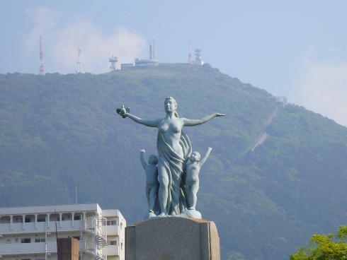 北九州市八幡東区にある「復興平和記念像」