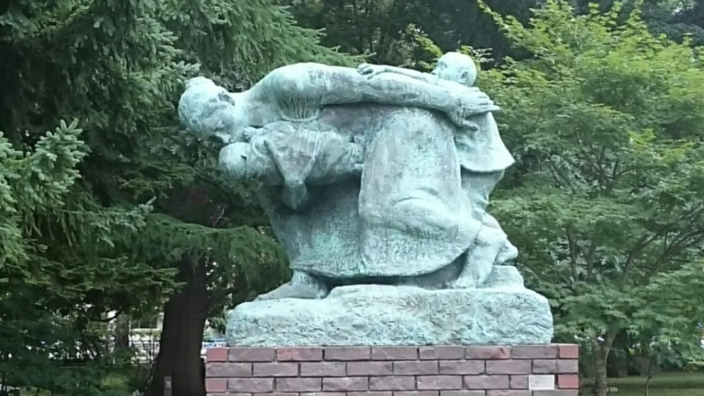 嵐の中の母子像